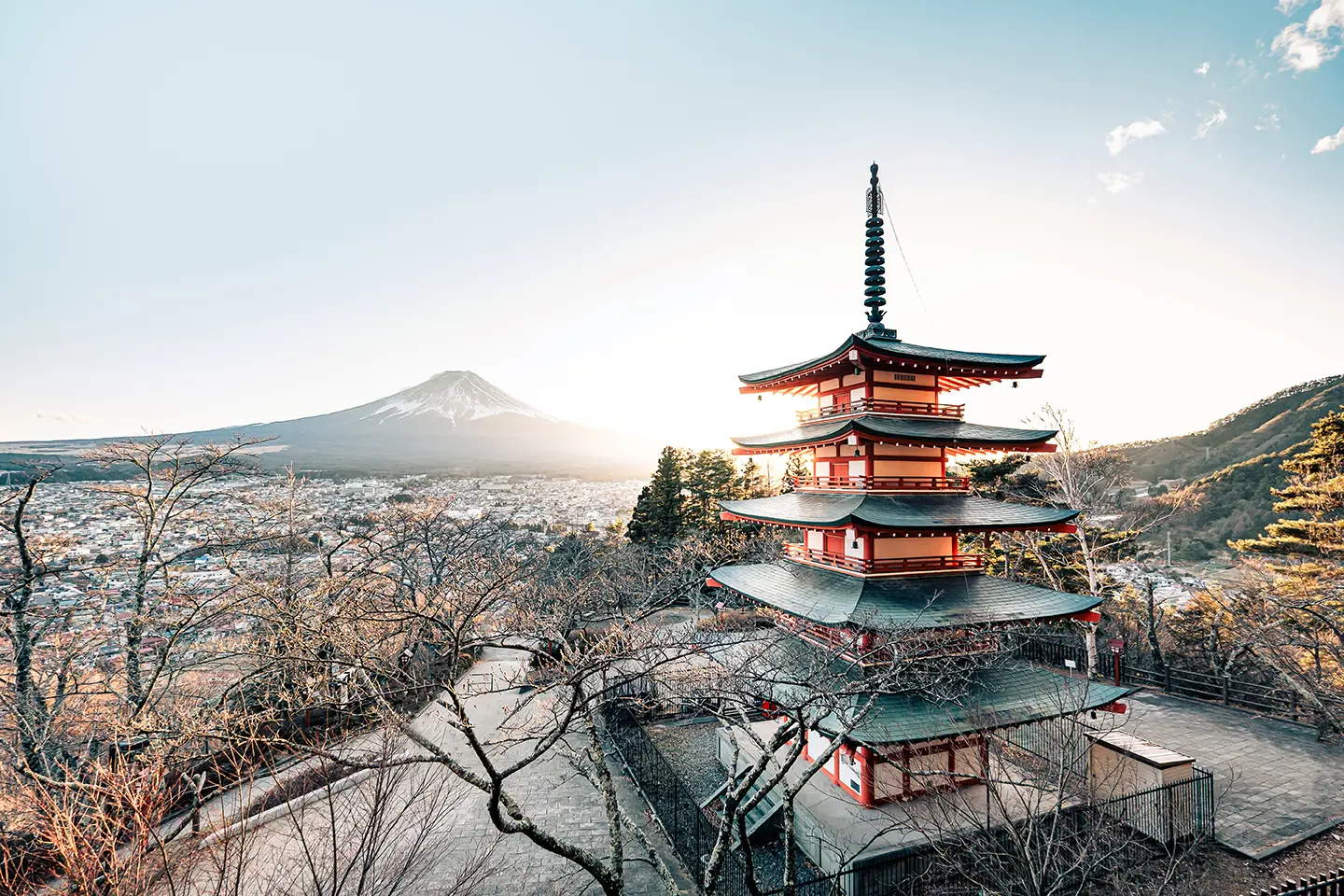 Pagode i Japan med utsikt over by og Fuji-fjellet i soloppgang.
