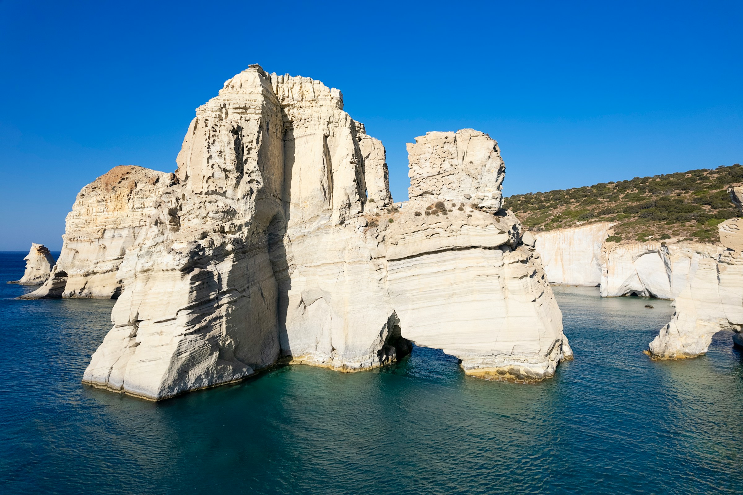 hvite klipper ut av havet på kysten av øya Milos