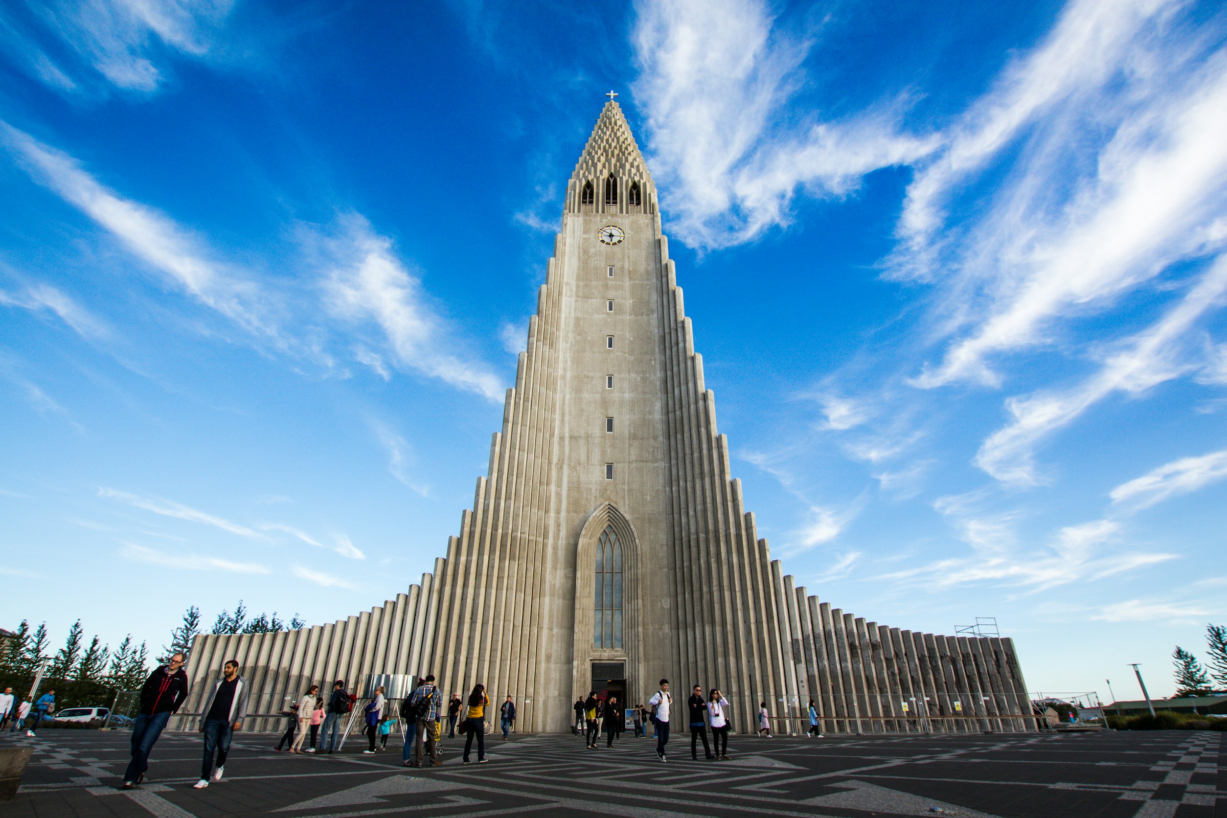 bilde av kjent bygning i Reykjavik med blå himmel i bakgrunnen