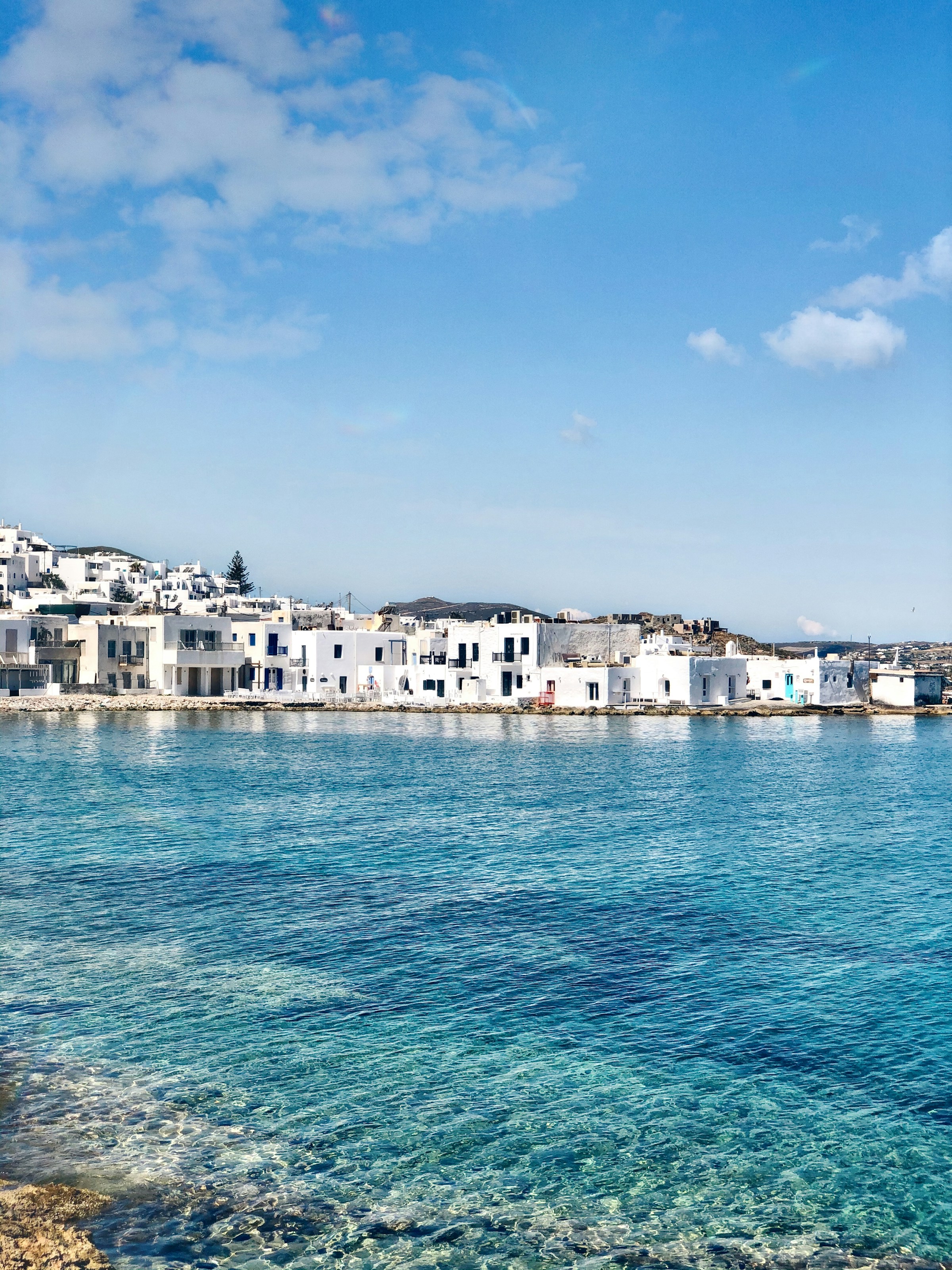 blått hav møter liten gresk landsby på øya Paros