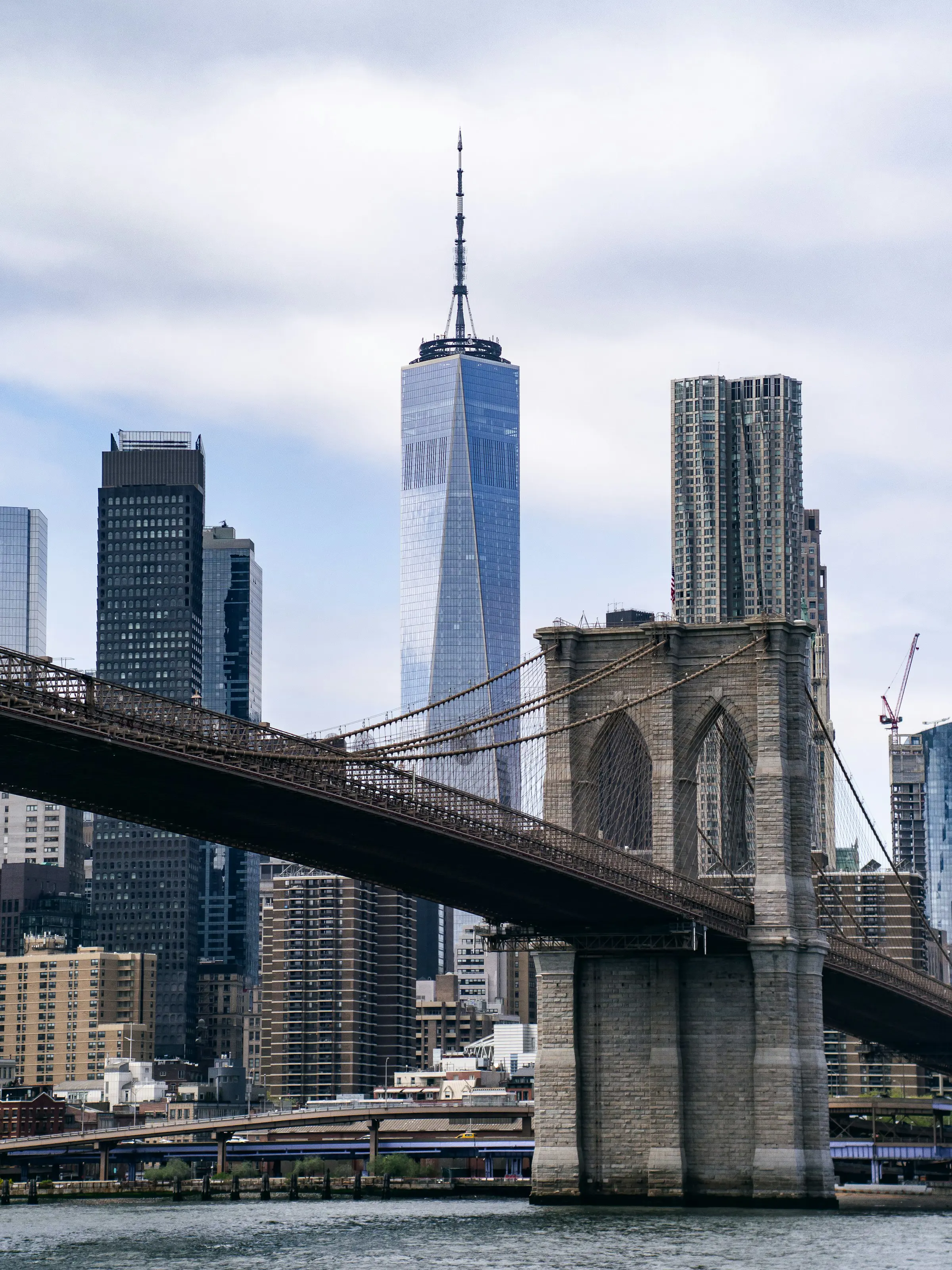 Brooklyn Bridge med One World Trade Center i bakgrunnen, New York Citys skyline