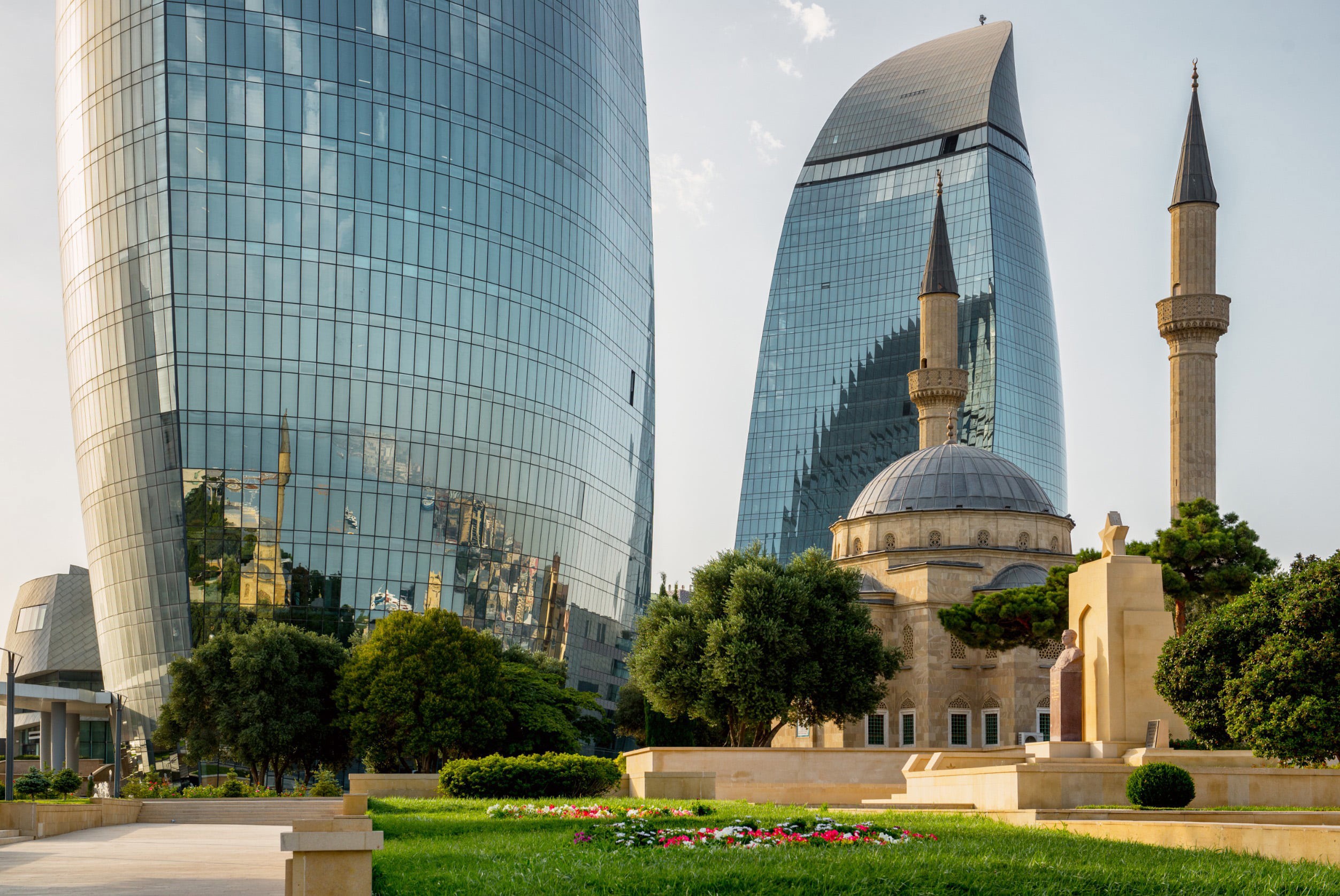 Skyskrapere i bakgrunnen og en moské foran byen Baku i Aserbajdsjan