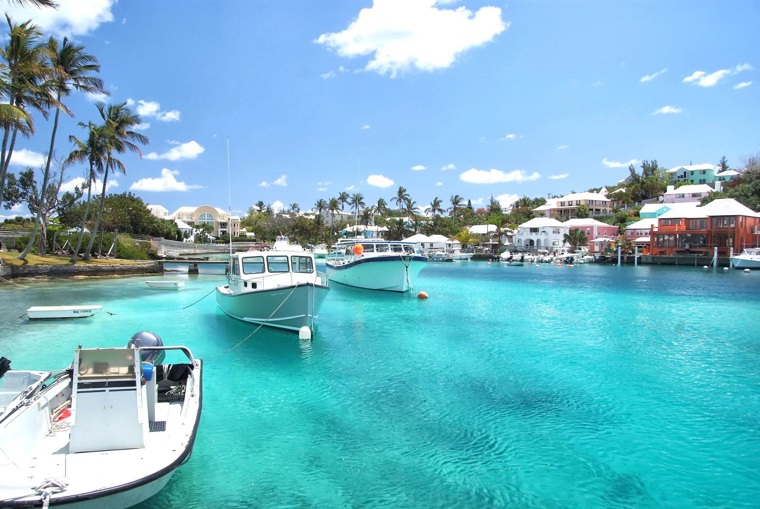 Panoramautsikt over turkisblått vann i en liten havn med båter og bygninger på Bermuda