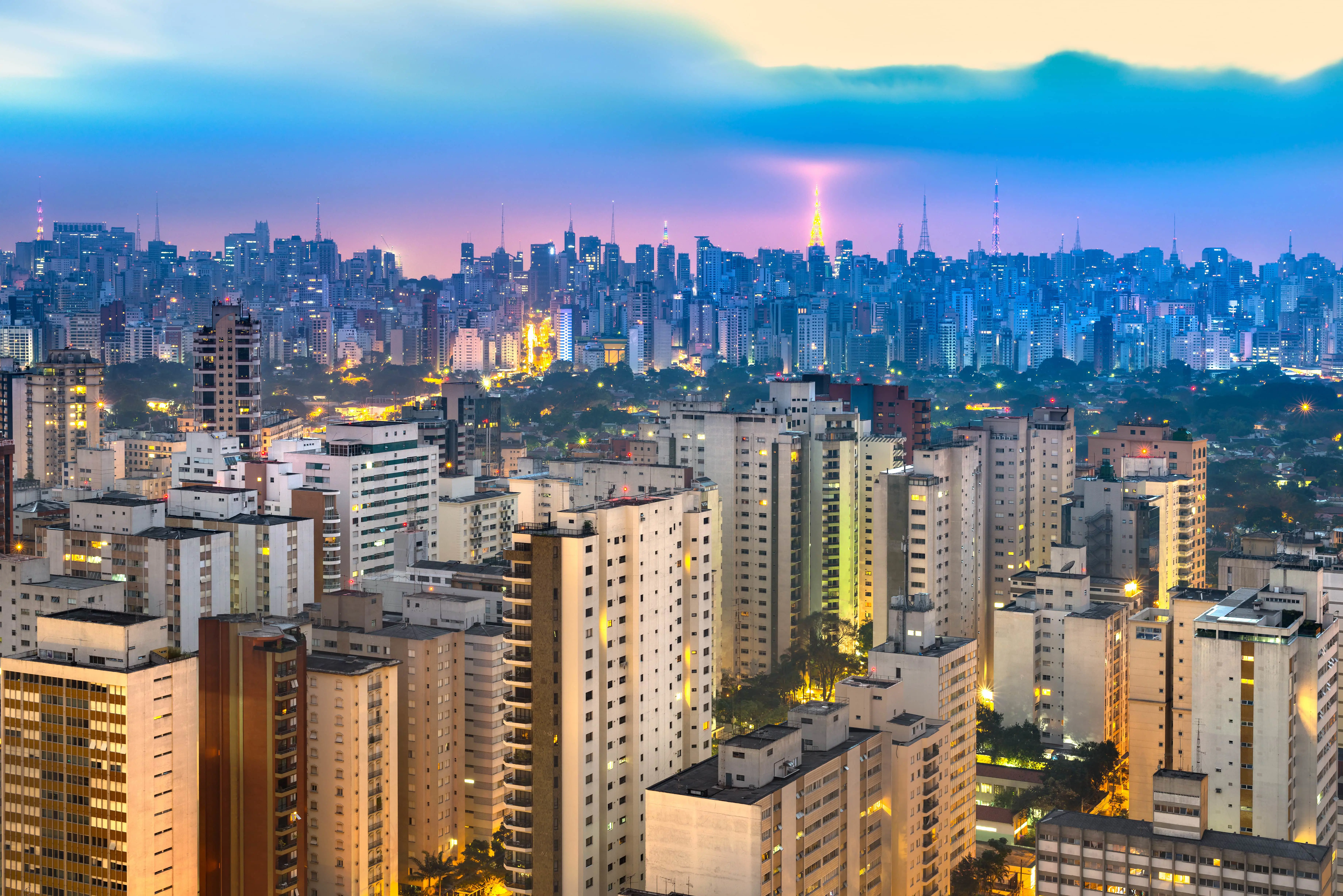 Reis til São Paulo - Solnedgang med blå og lilla himmel over São Paulo by med skyskrapere og bygninger som reiser seg