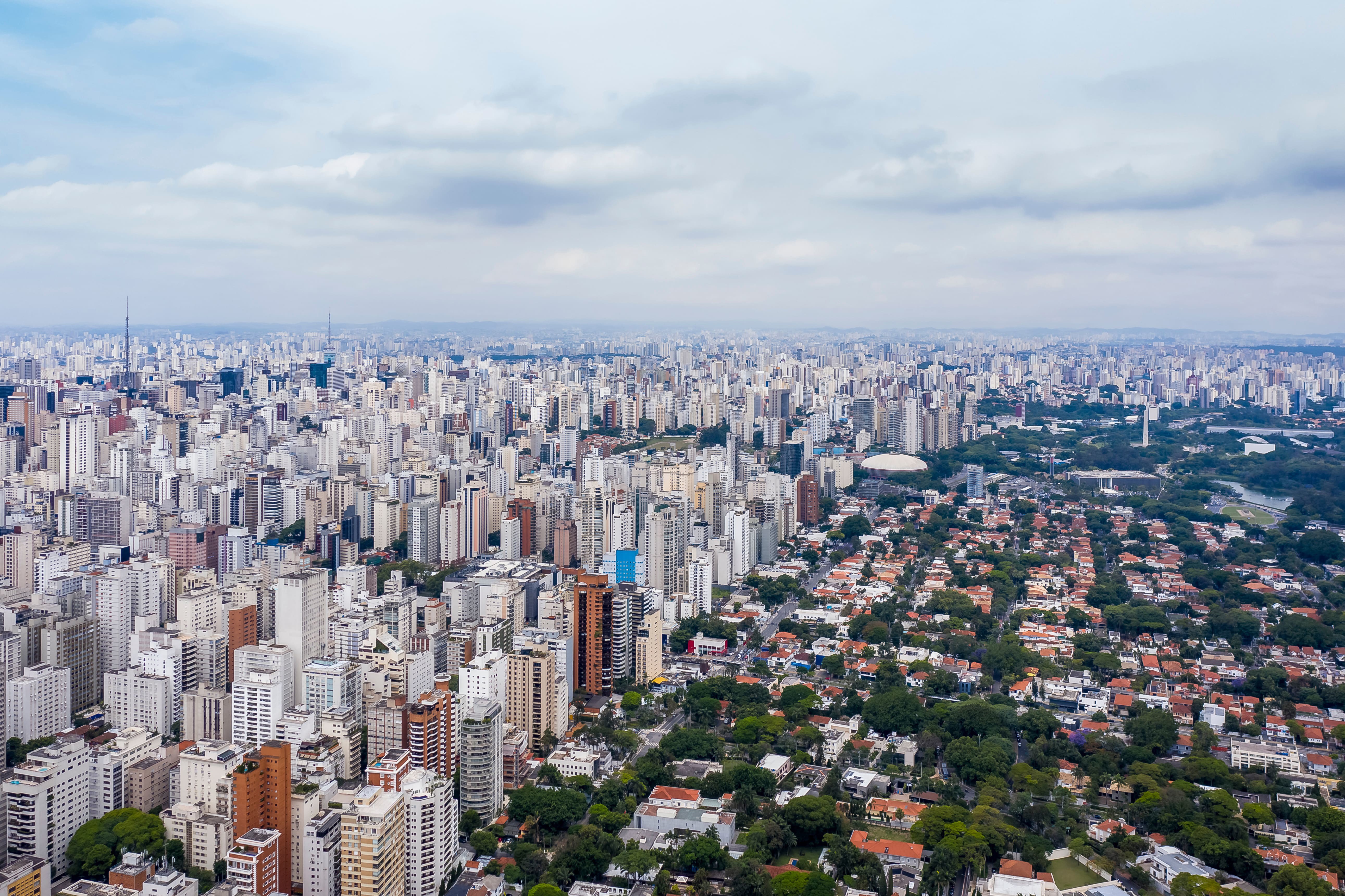 Panoramautsikt over São Paulo by, bygninger møter mye grønt og parker med en overskyet himmel