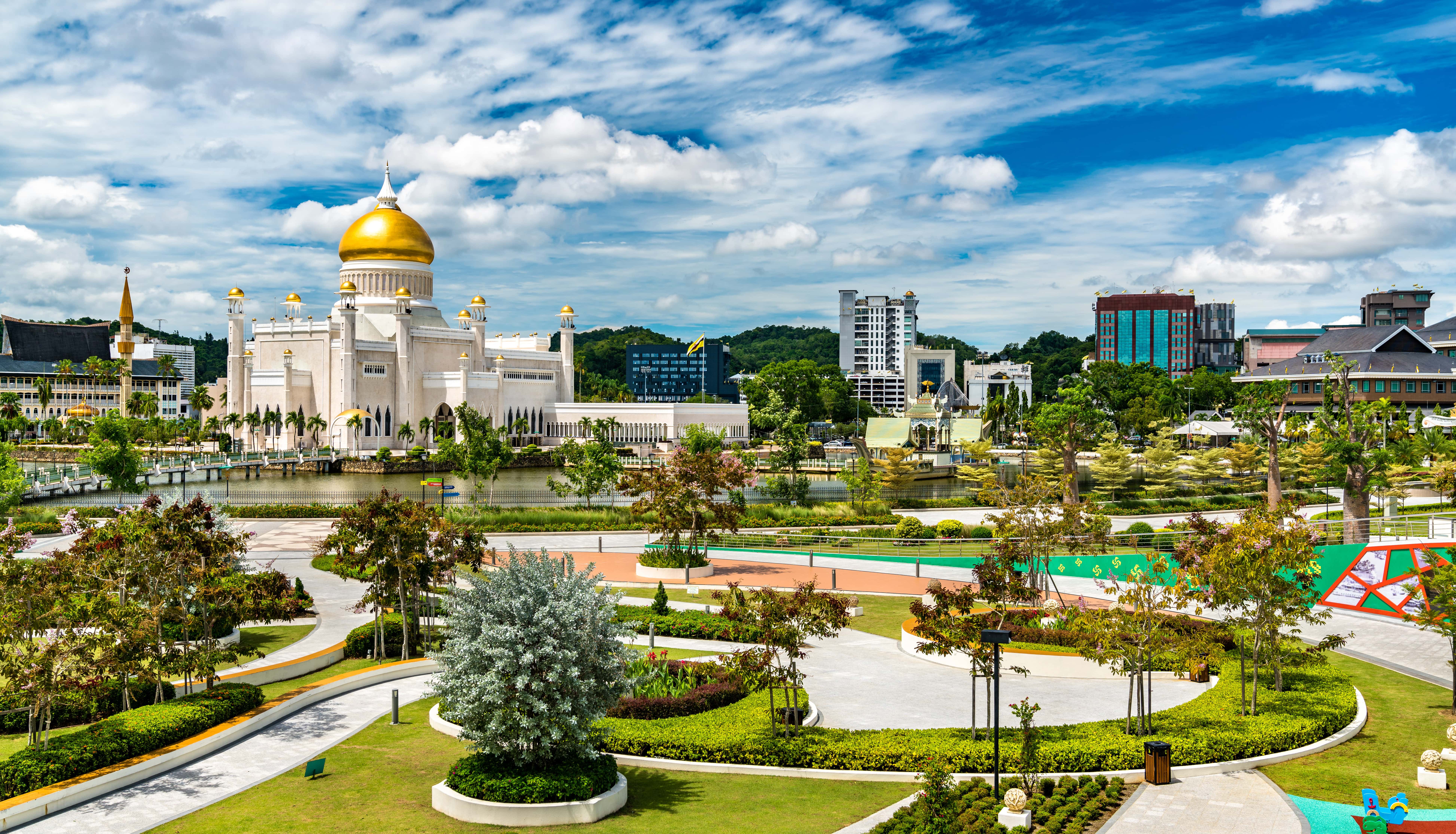 Reis til Brunei - Vakker frodig park som fører opp til et stort hvitt tempel med gulltopper