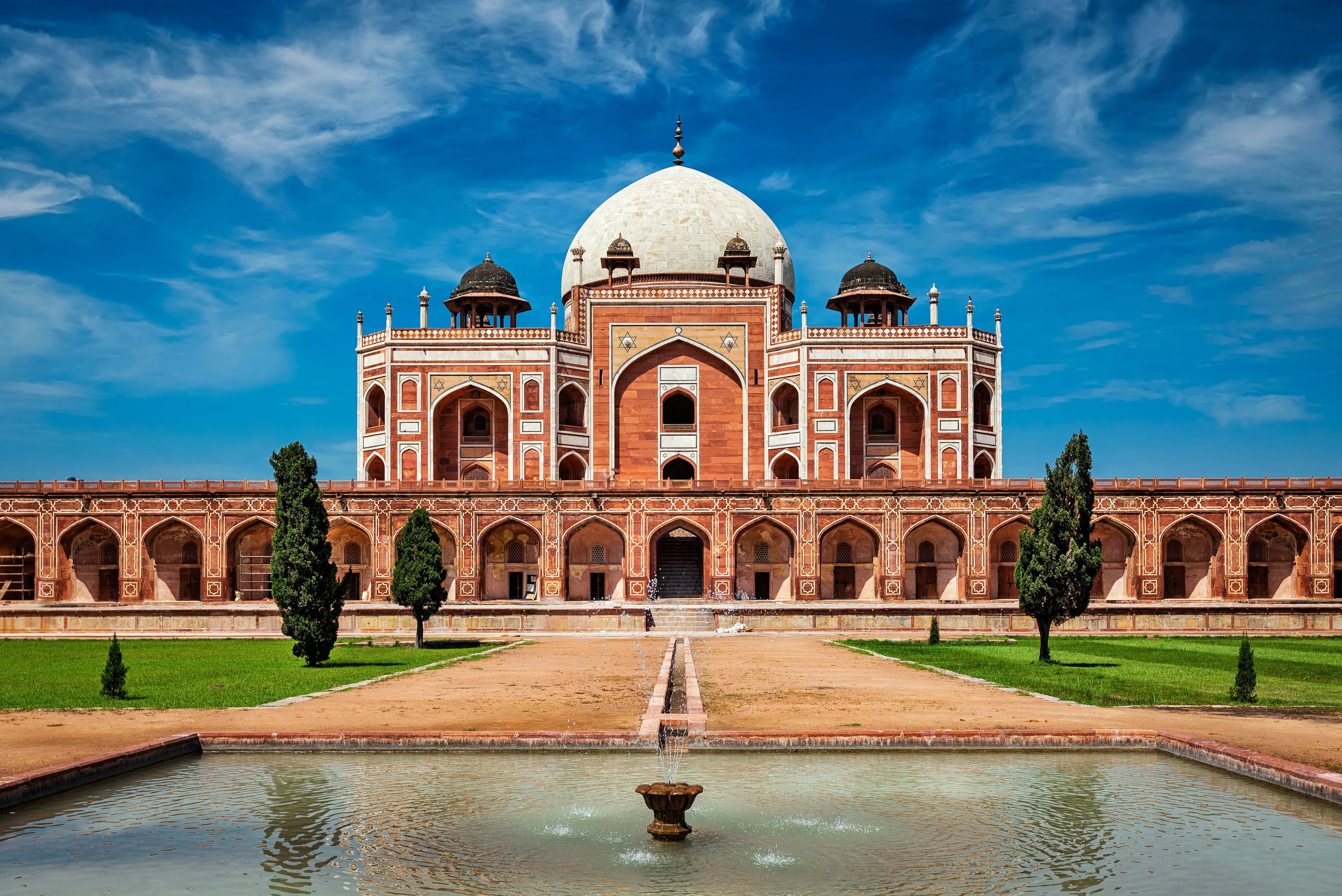 Tur til Delhi - Humayuns mausoleum i Delhi, India, en fantastisk rød sandstein og marmorstruktur under en klar blå himmel.