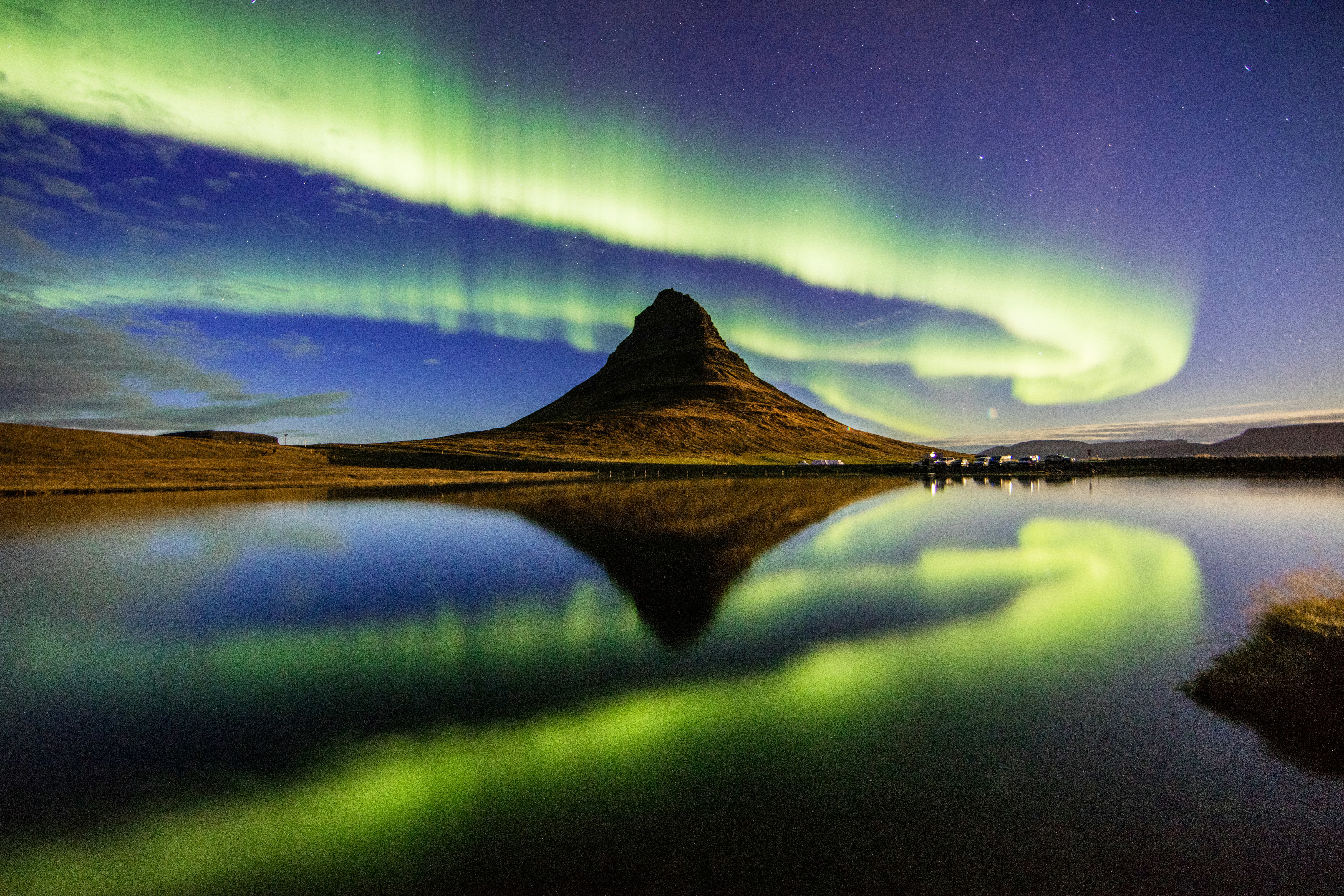 Innsjø med nordlys på himmelen i løpet av natten