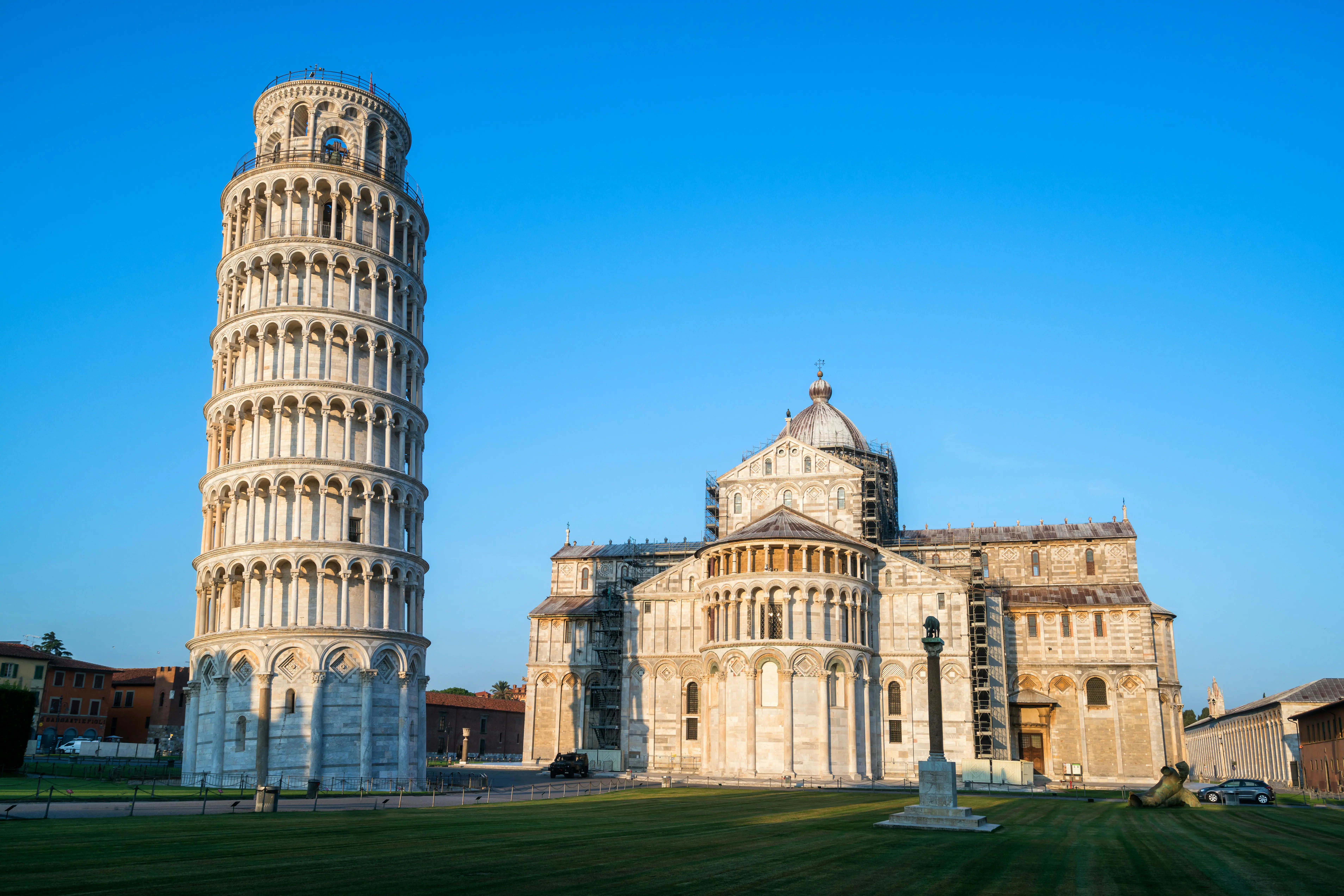 Tur til Pisa - Det skjeve tårnet i Pisa mot en blå himmel i en tidlig soloppgang