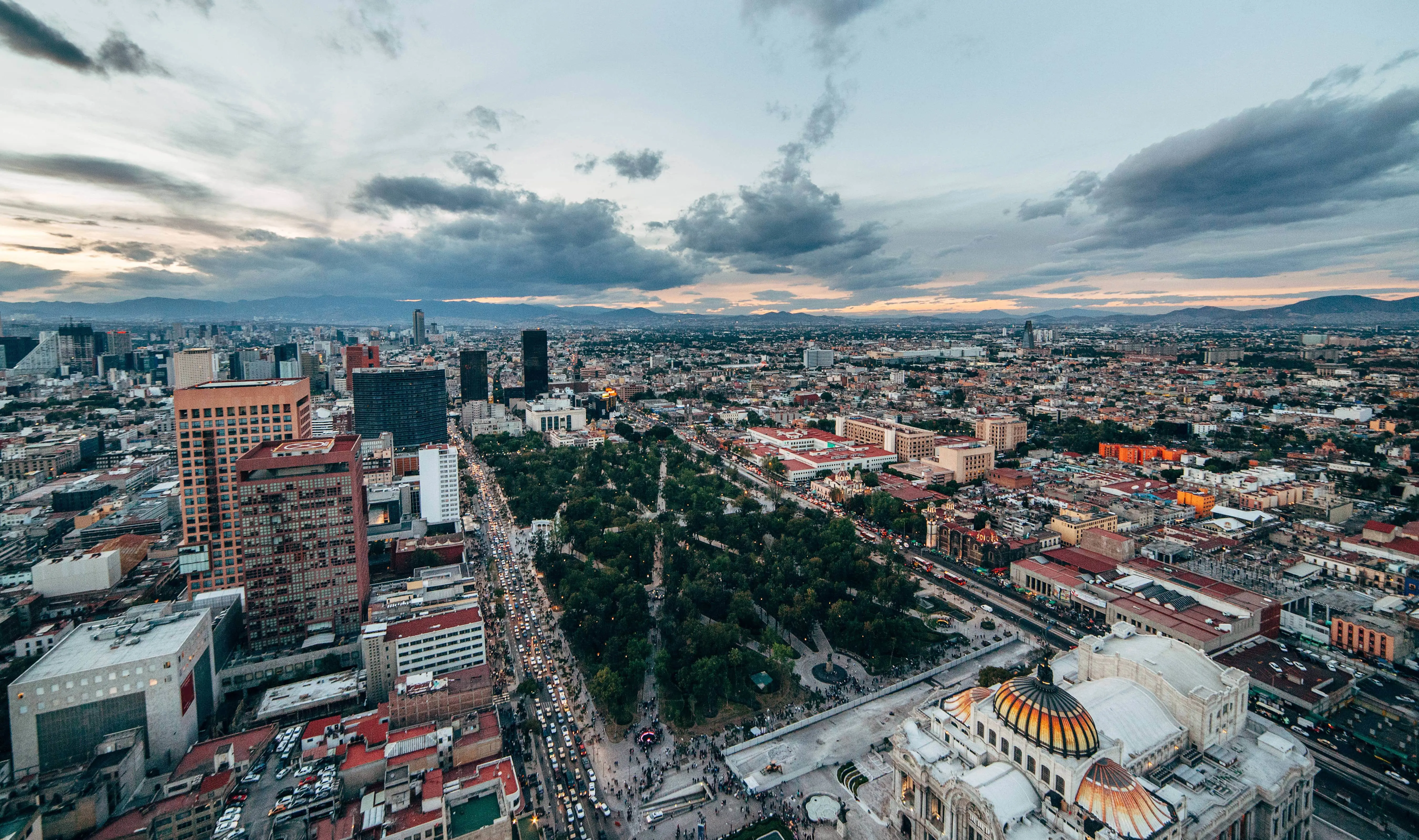 Reis til Mexico City - Utsikt over den grønne parken Alameda Central i sentrum av Mexico City, omgitt av bygninger