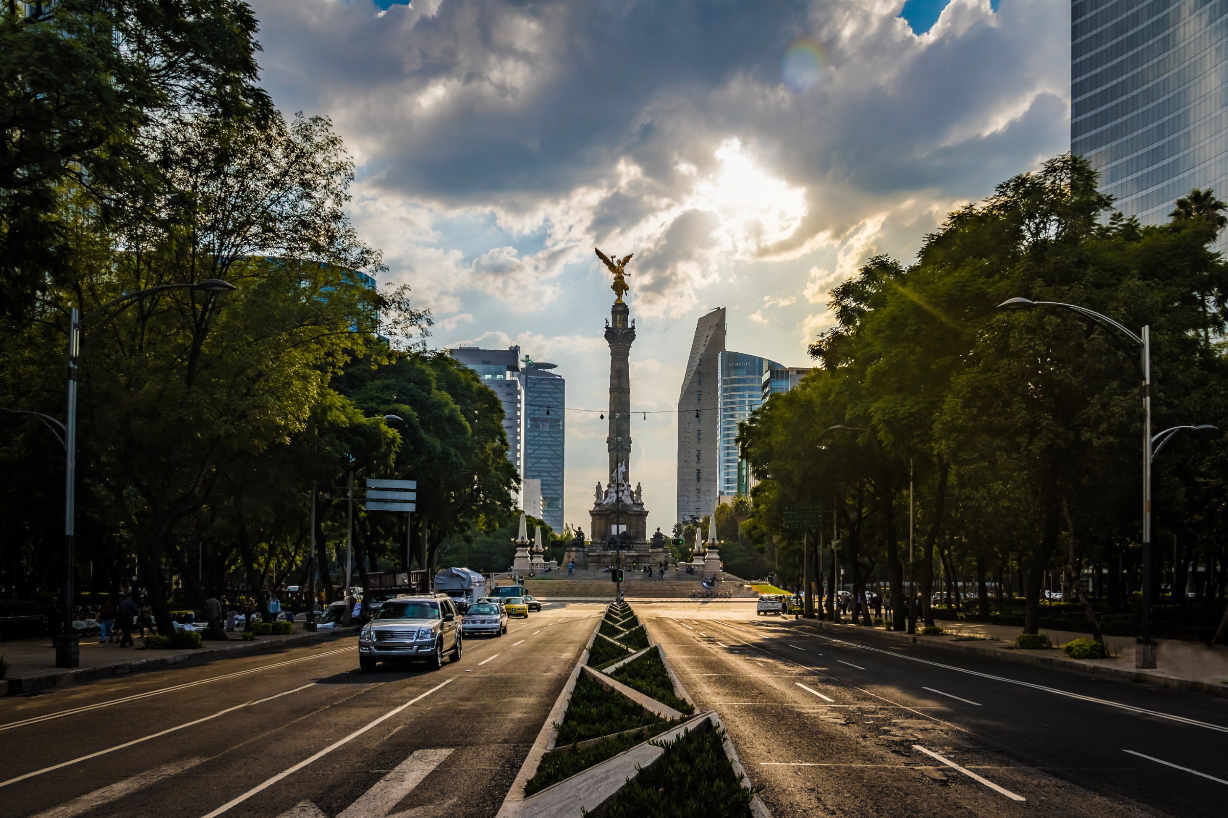 Utsikt fra veien som fører opp til en rundkjøring med en statue som peker som himmelen i Mexico City