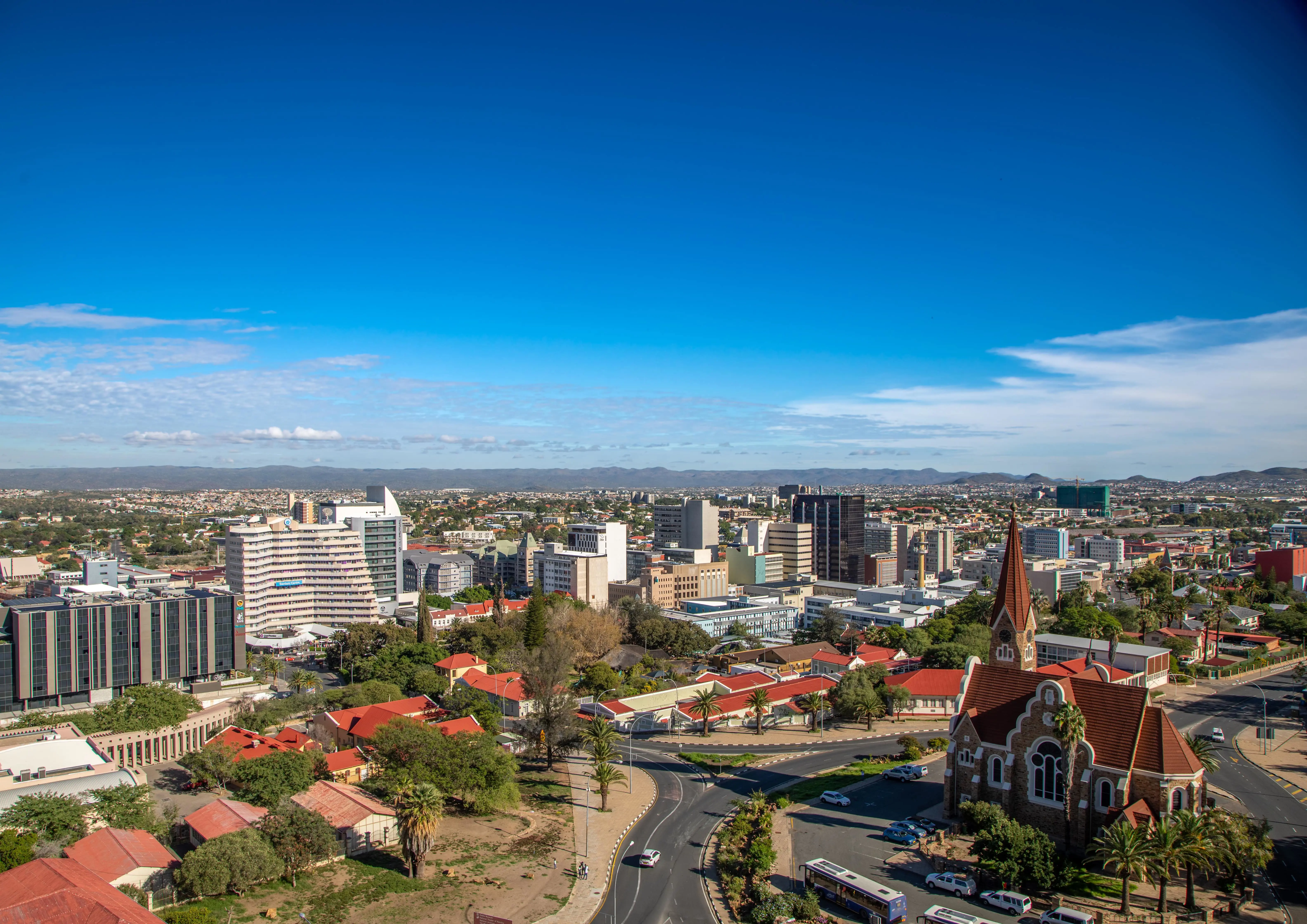 Reis til Windhoek - Panoramautsikt over byen Windhoek i Namibia med bygninger og grøntområder