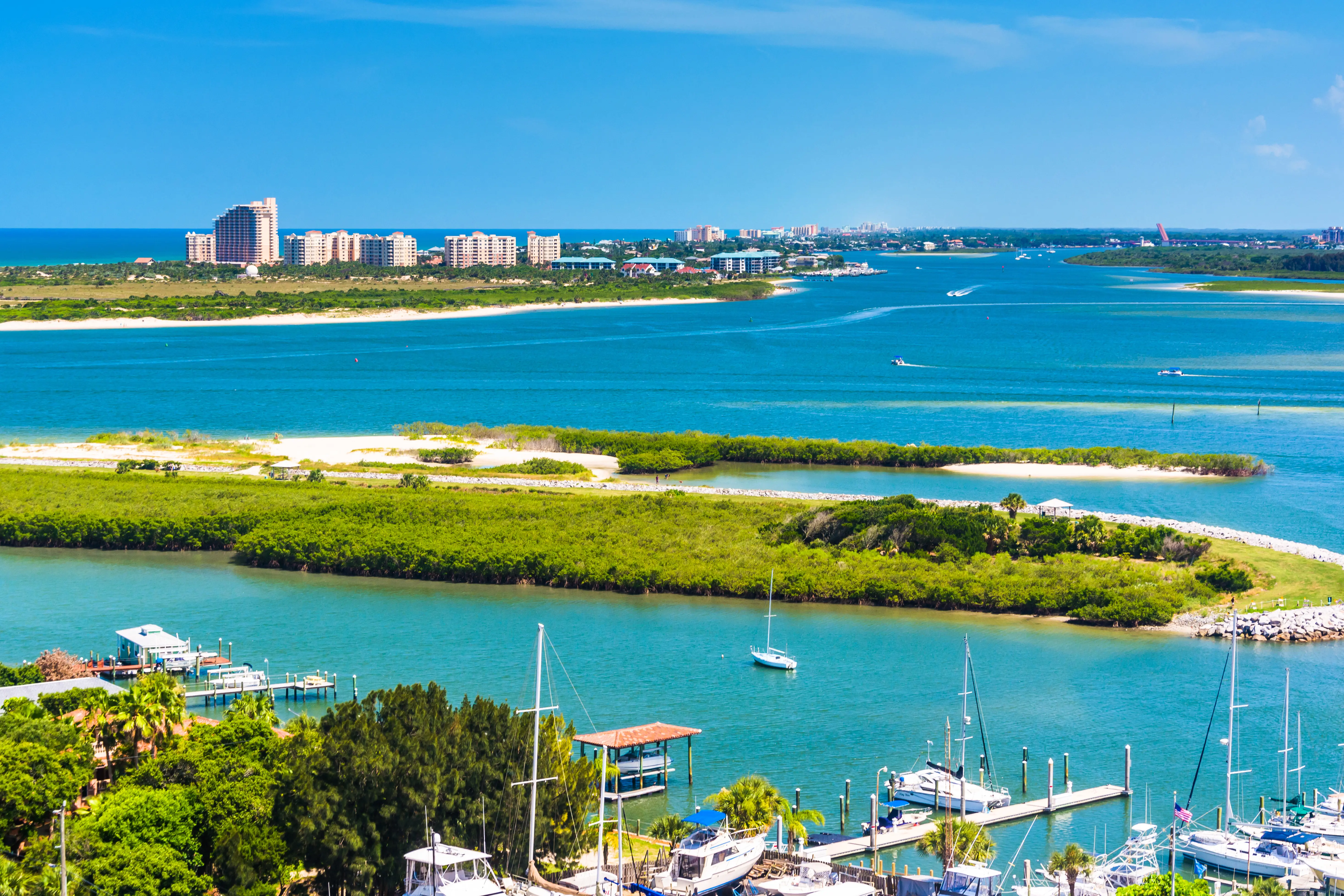 blått hav med grøntområder, havn og by i bakgrunnen i Florida