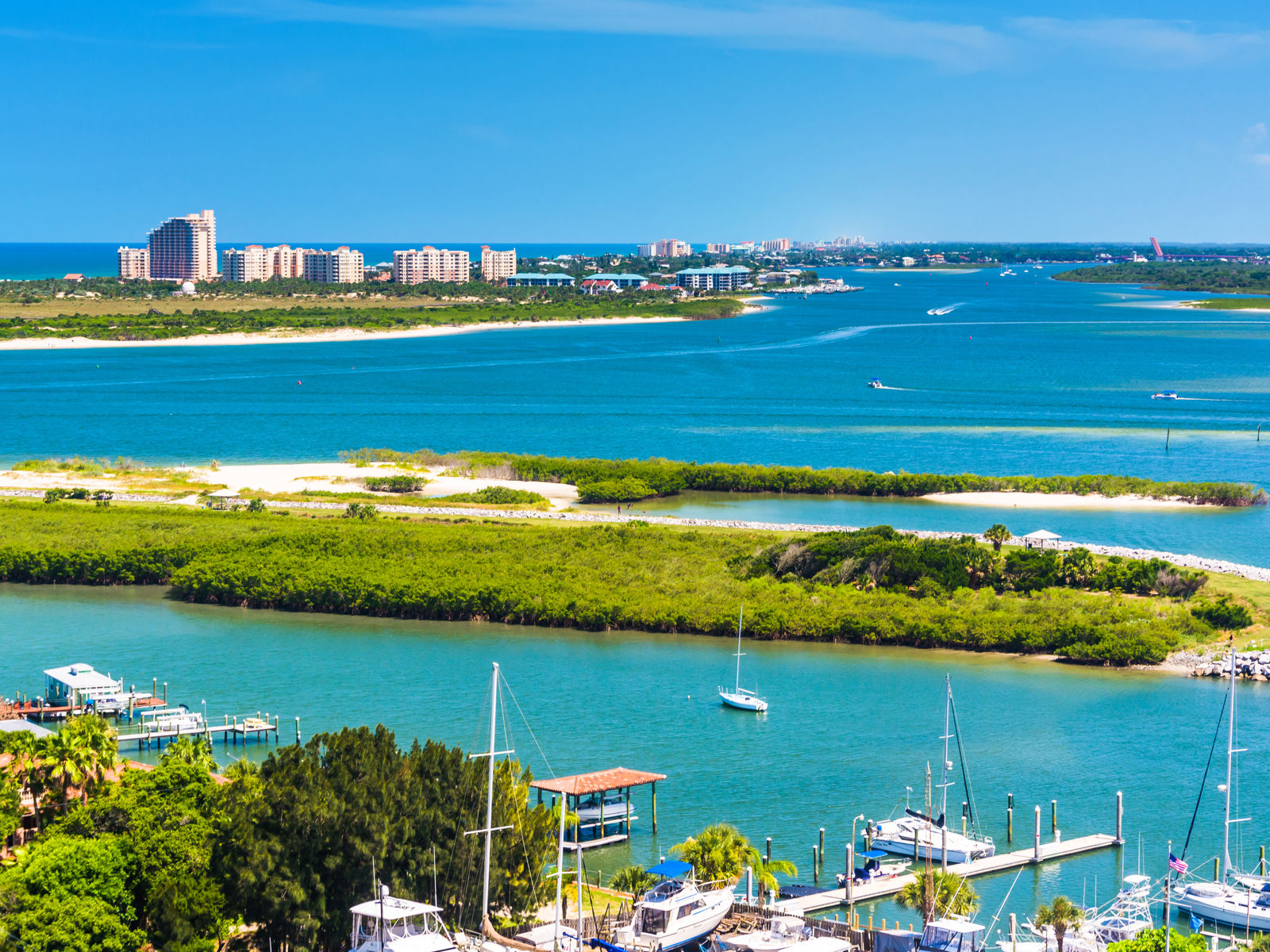 blått hav med grøntområder, havn og by i bakgrunnen i Florida