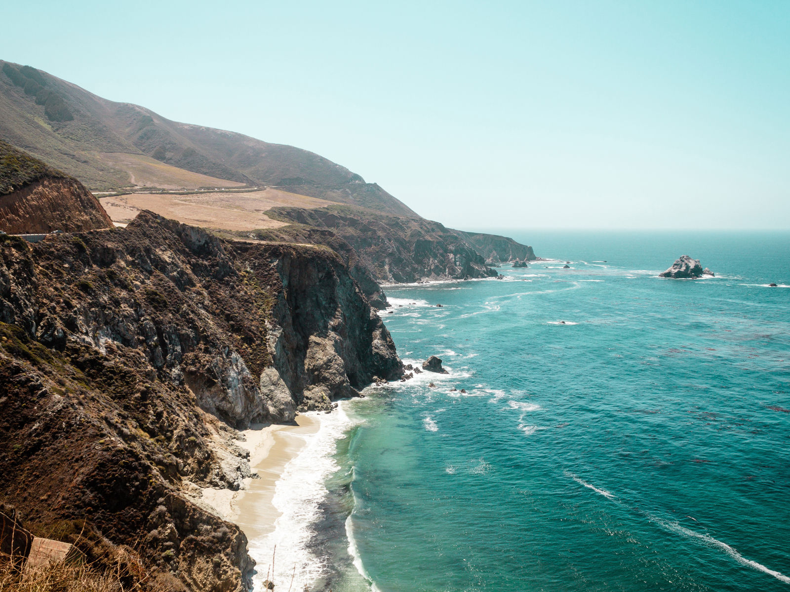 California kysten med hav som kommer inn på klipper og strand