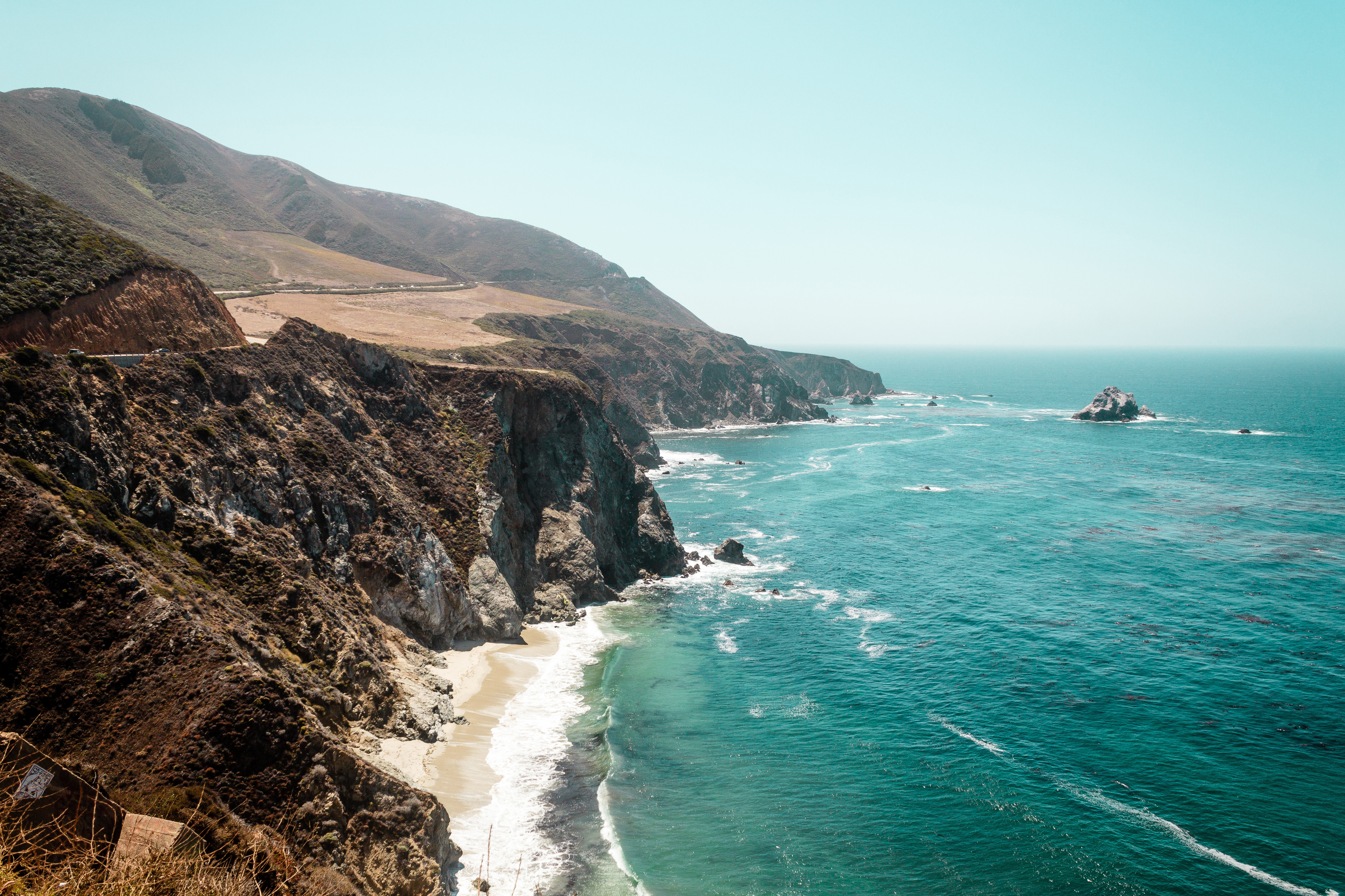 California kysten med hav som kommer inn på klipper og strand